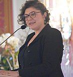 Das Bild zeigt Laudatorin Nahid Shahalimi bei ihrer Rede.