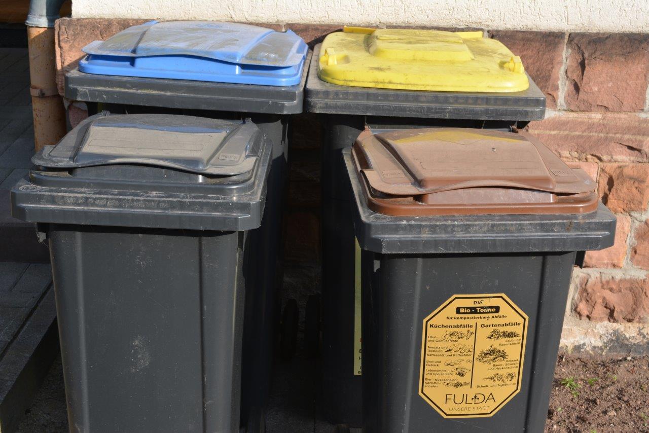 Das Foto zeigt Mülltonnen. Hier anklicken um zum Abfallkalender 2023 zu kommen.