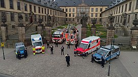 Mitarbeiter und Fahrzeuge der Feuerwehr, der Polizei und Ordnngspolizei sowie zwei Rettungswagen von DRK und Maltesern vor dem Ehrenhof des Stadtschlosses