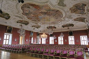 Ansicht der Bestuhlung und Deckengemälde im Fürstensaal des barocken Stadtschlosses in Fulda. Foto: Stadt Fulda