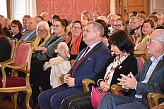 Das Bild zeigt Vadym Kostiuk, den ukrainischen Generalkonsul in Frankfurt/Main, und seine Ehefrau im Publikum