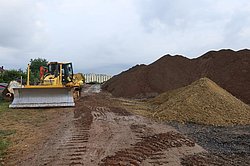 Das Foto zeigt eine Baustelle mit Bagger.