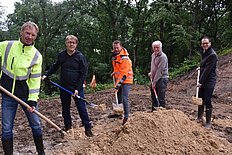 Stadtbaurat Daniel Schreiner und Projektbeteiligte machen den symbolischen ersten Spatenstich.