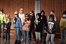 Das Bild zeigt Schülerinnen und Schüler von der Grundschule Lehnerz bei einer Aufführung.