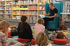 Das Bild wurde bei der Kinderbuch-Lesung aufgenommen. Es zeigt die Autorin Dr. Kristina Michaelis