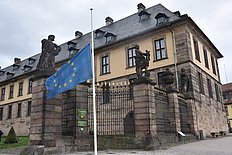 Foto zeigt die EU-Fahne vor dem Ehrenhof des Stadtschlosses auf Halbmast.