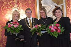 Das Bild zeigt vier Personen: Preisträgerin Katrin Eigendorf, Oberbürgermeister Dr. Heiko Wingenfeld, Dr. Bettina Langer (Preiskuratorium) und Laudatorin Nahid Shahalimi.