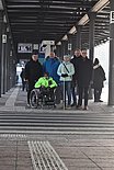 Das Foto zeigt Vertreter der Stadt und Mitglieder des Beirats der Menschen mit Behinderungen vor dem neuen Blindenleitstreifen am Zentralen Omnibusbahnhof. 